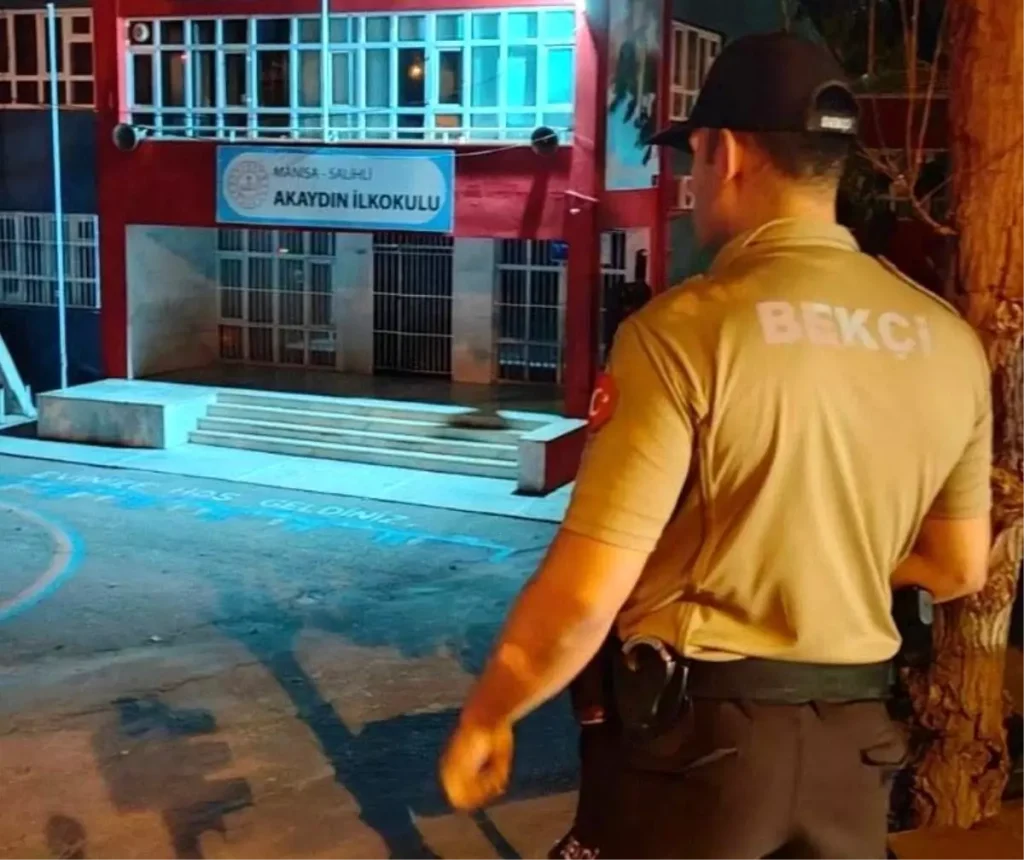 Manisa’da Gece Bekçileri Öğrencilerin Güvenliğini Sağlıyor