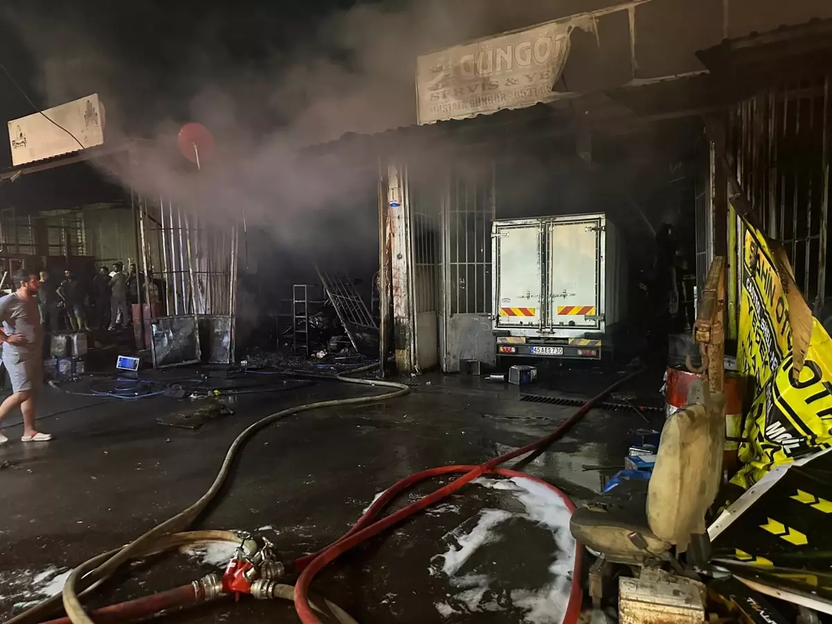 Sanayi Sitesinde Büyük Yangın: 8 İş Yeri Kül Oldu