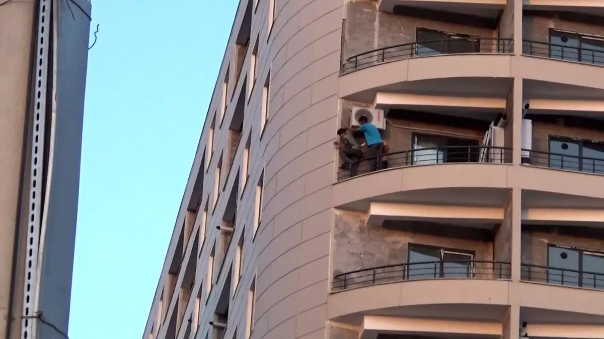 Çocukların Tehlikeli Klima Montajı Görenleri Endişelendirdi