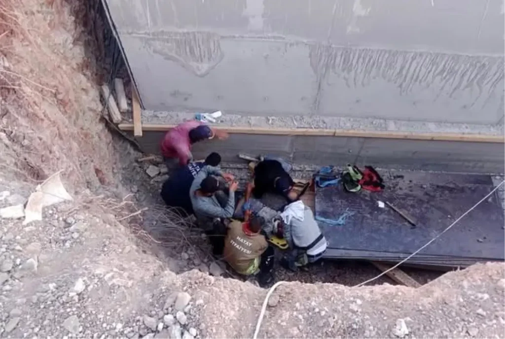 Şantiyede Temel Kuyusuna Düşen Şahıs İtfaiye Tarafından Kurtarıldı