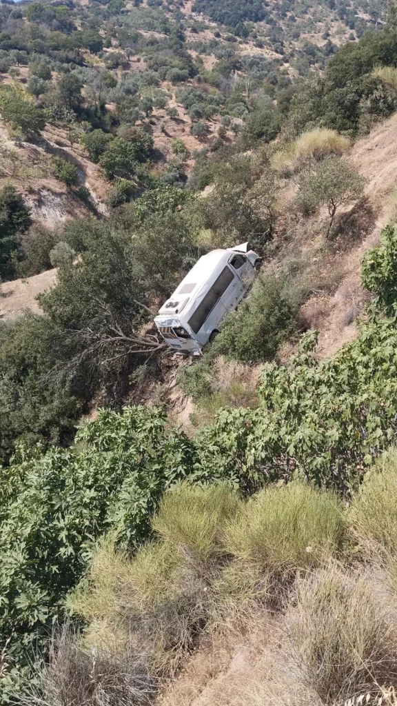Uçuruma Yuvarlanan Servis Minibüsünde 5 Kişi Yaralandı