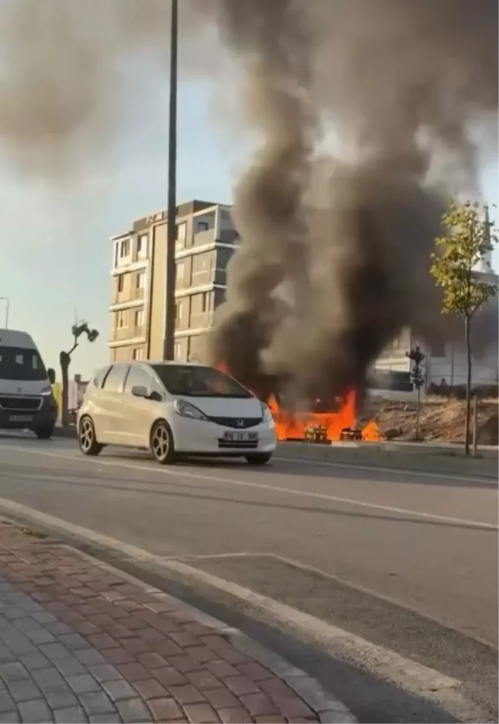 Bursa’da Seyyar Kokoreç Minibüsü Alevlere Teslim Oldu