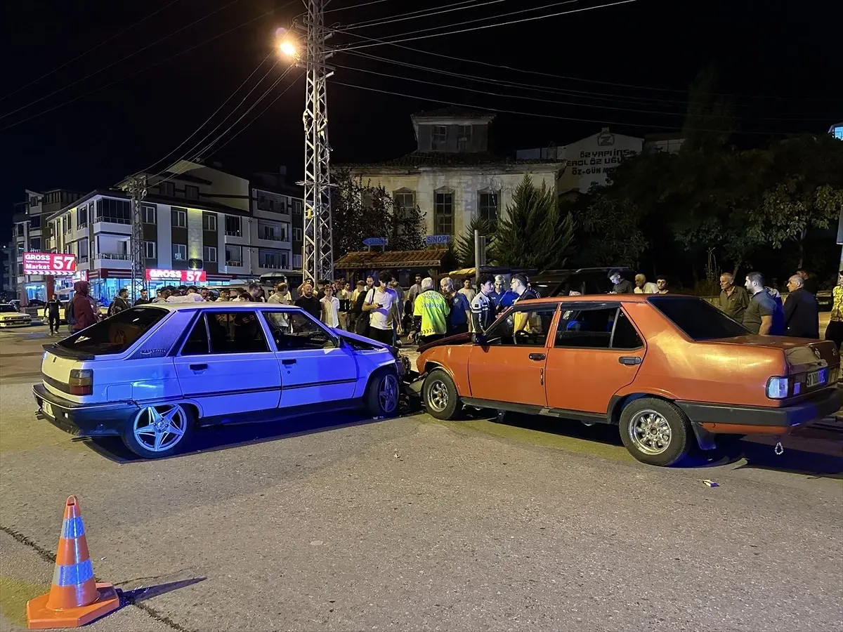 Sinop’ta 2 Otomobil Çarpıştı: 2 Kişi Yaralandı