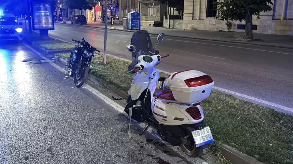 Sivas’ta Motosiklet Çarpışması: 2 Yaralı