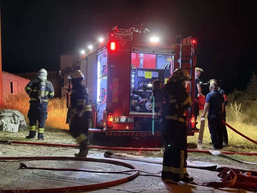 Sivas’ta Ahşap Fabrikasında Yangın Paniği