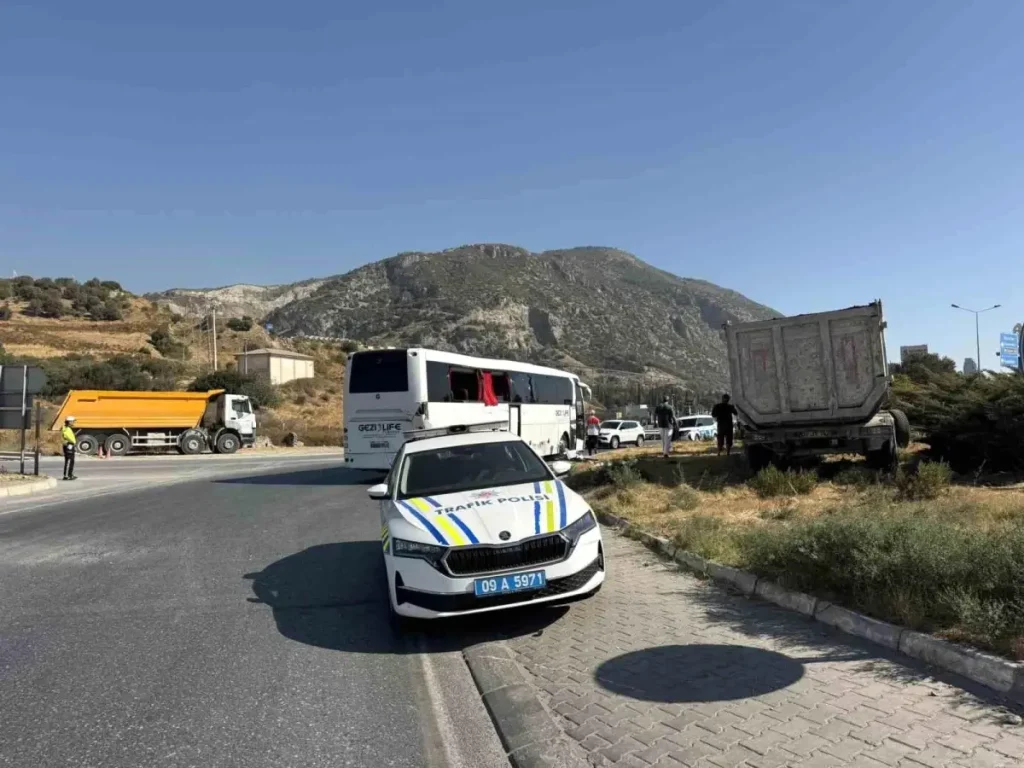 Tırın Freni Tutmayınca Gezi Otobüsüne Çarpması