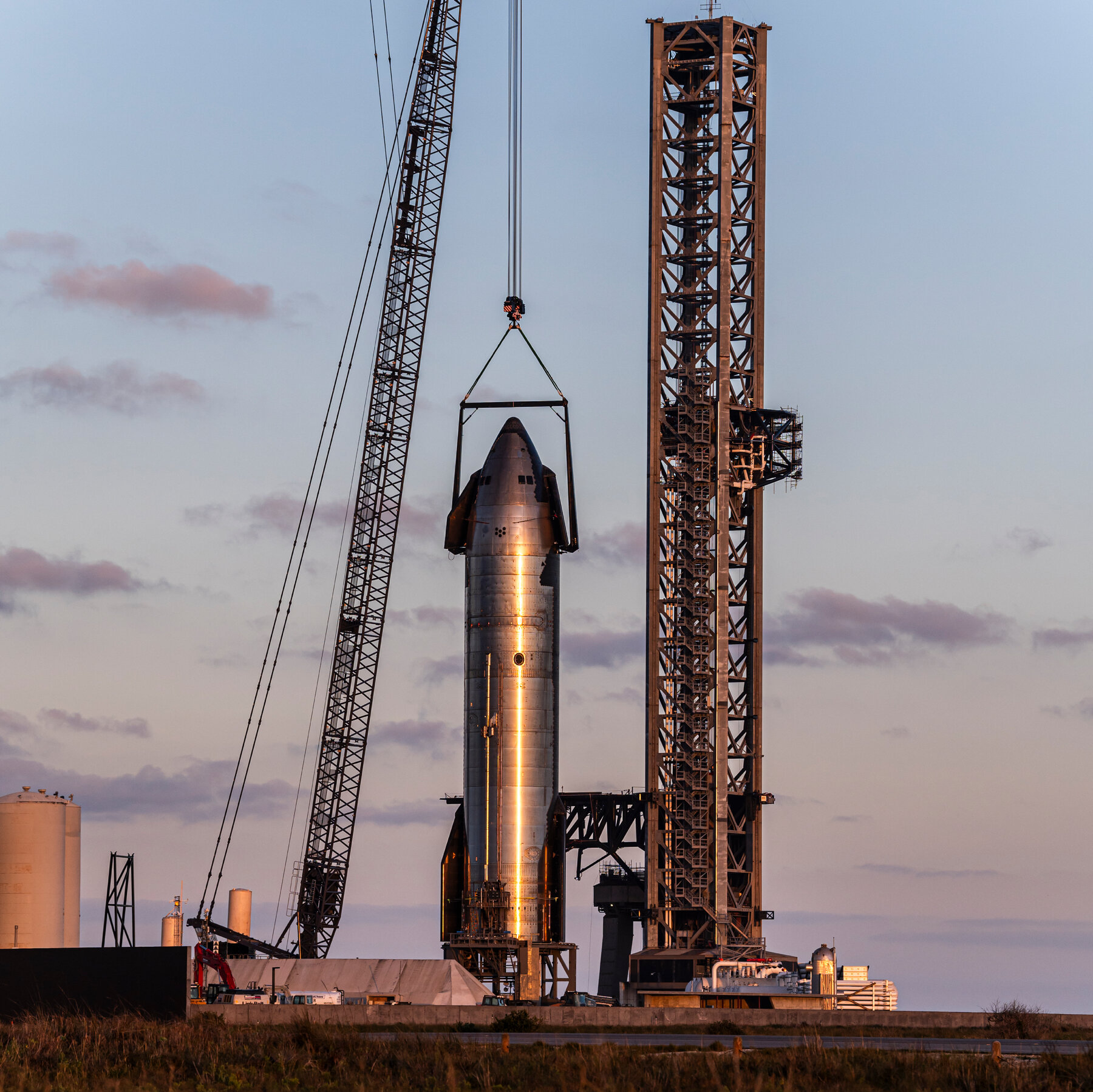 US Lagging Behind in Lunar Revival Efforts, Critics Warn, Citing SpaceX