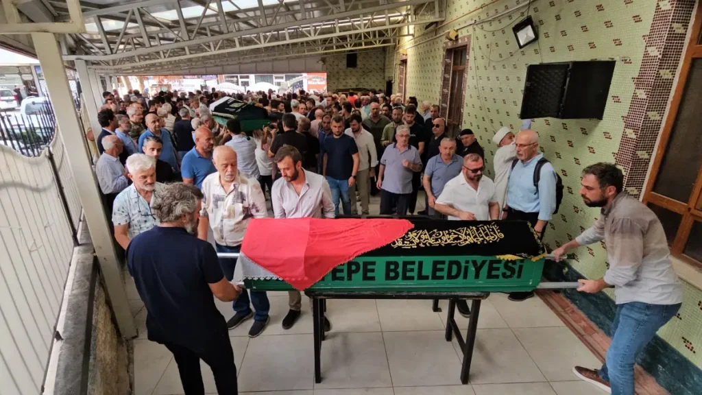 “Kartepe’de Takıntılı Kişinin Öldürdüğü Abla-Kardeş Toprağa Verildi”
