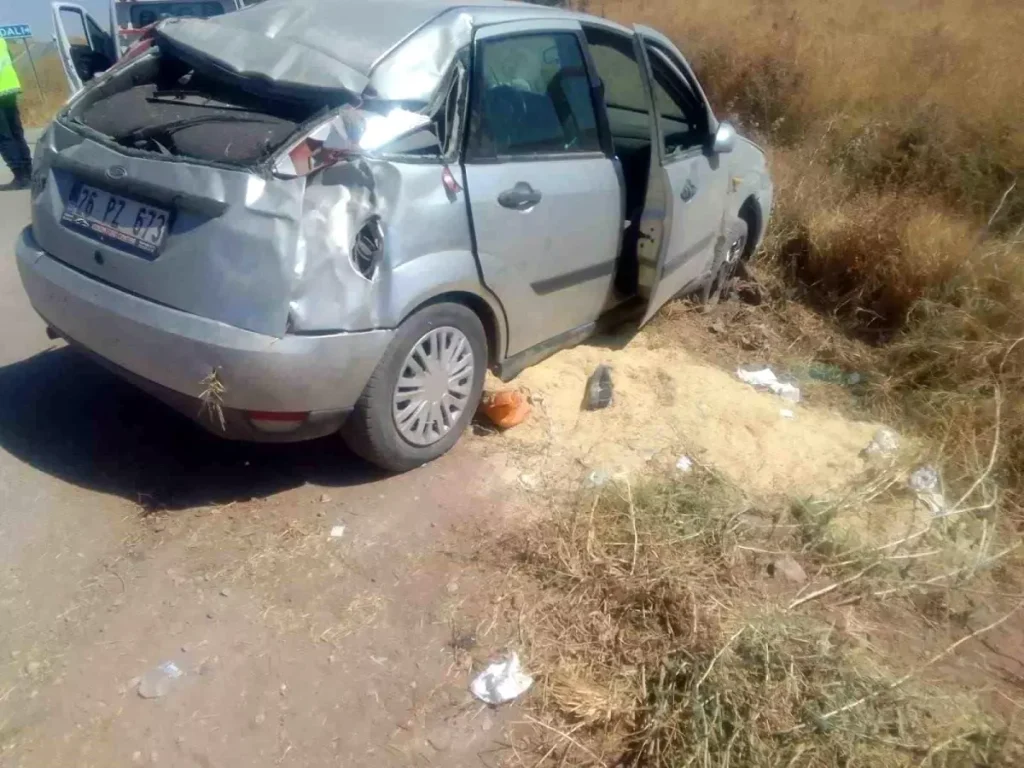 Afyonkarahisar’da Otomobil Tarım Arazisine Devrildi: 4 Yaralı