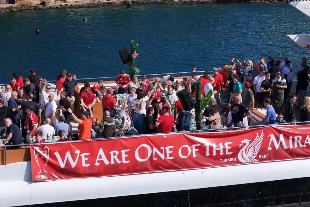 Liverpool Taraftarları İstanbul Boğazında Keyifli Vakit Geçirdi