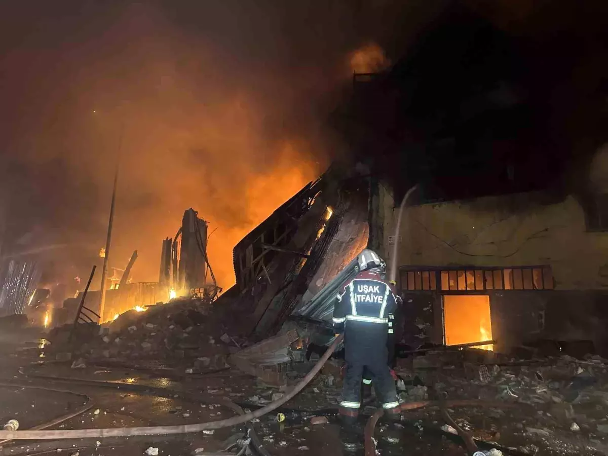 Uşak’ta Tekstil Depo ve Fabrikası Yangını Kontrol Altına Alındı