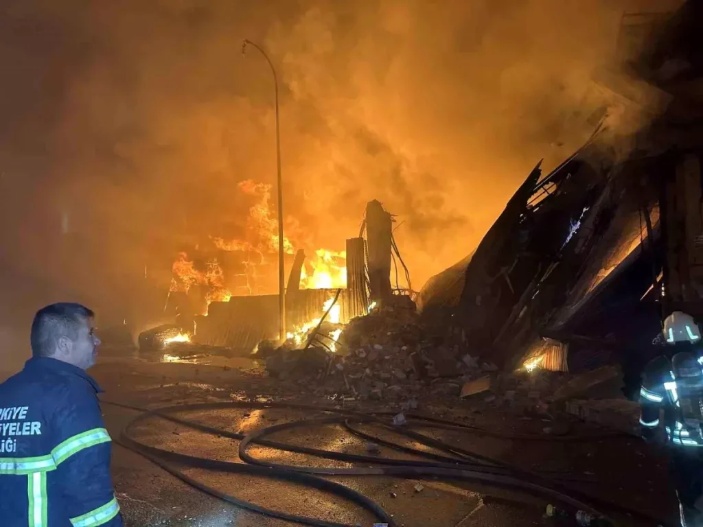 Uşak Tekstil Depo ve Fabrikasında Büyük Yangın