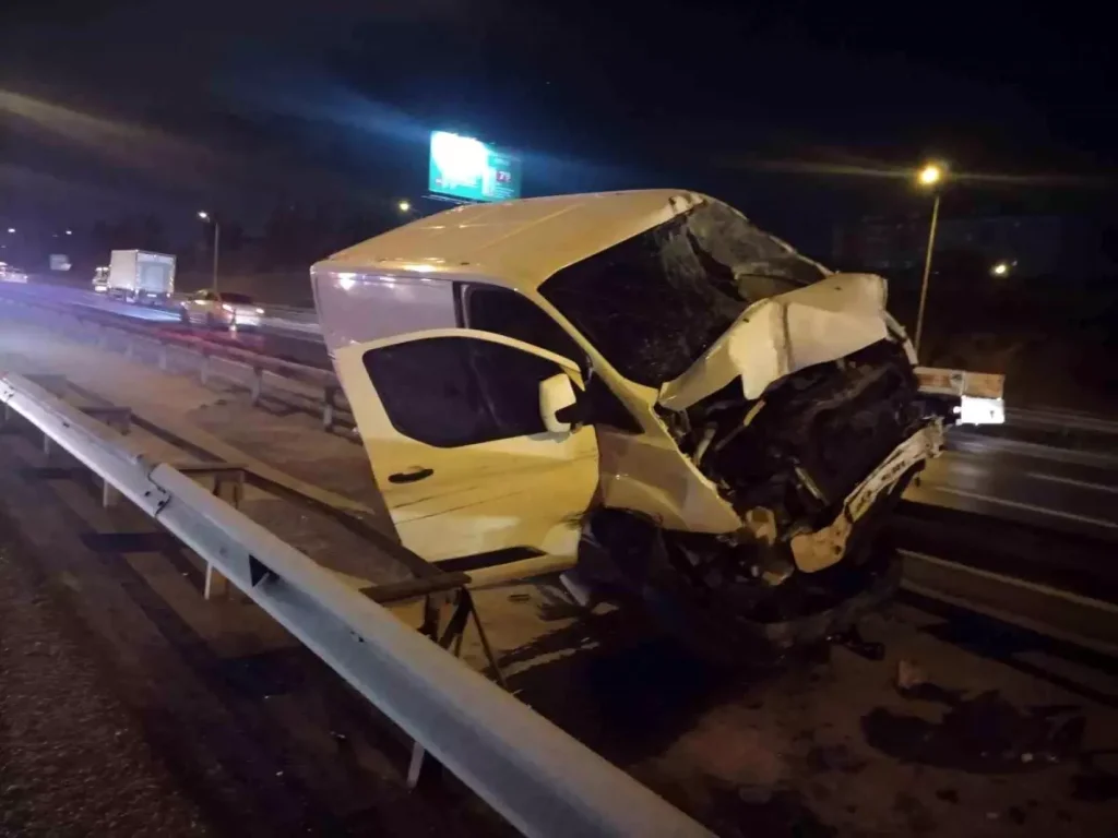 İstanbul TEM Otoyolu’nda Panelvan Kazası