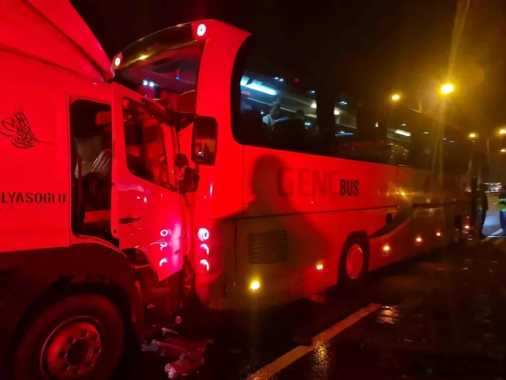 Otoyolda Lastiği Patlayan Otobüse Kamyon Çarptı: 1 Yaralı