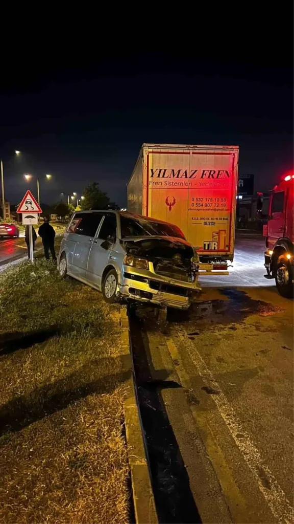 Alkollü Sürücü Panelvanı Karşı Şeride Geçirdi: 1 Yaralı