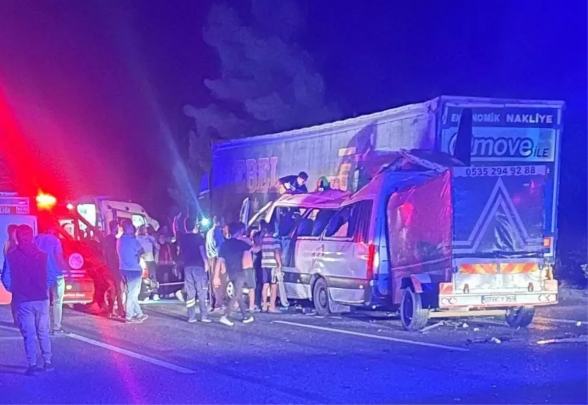 Tarsus’ta Minibüs TIR’a Çarptı: 3 Ölü