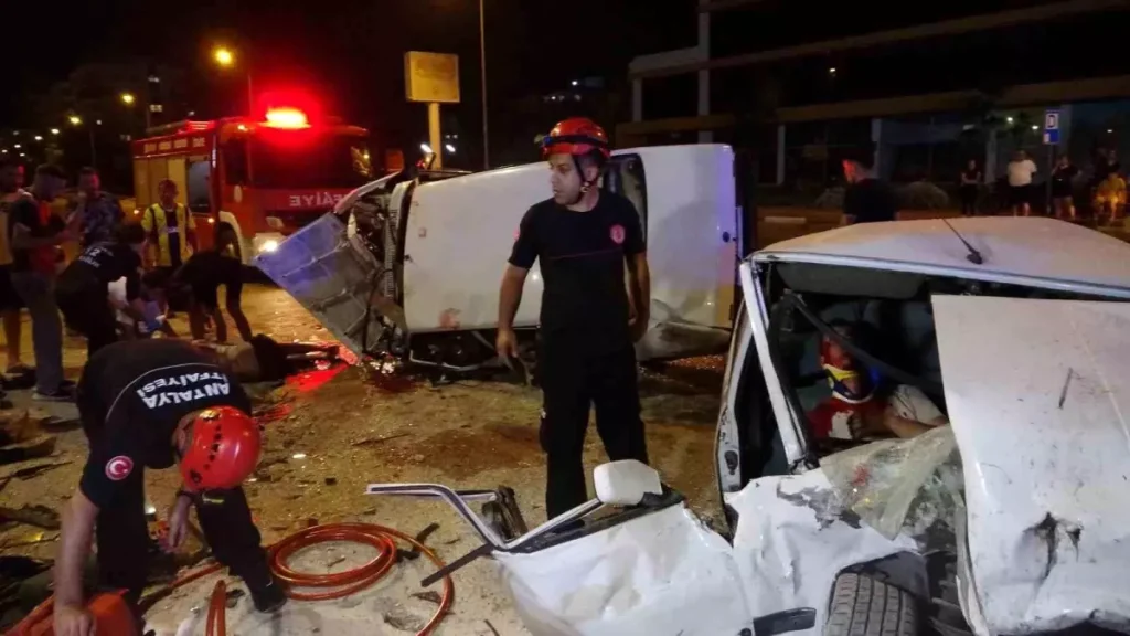 Antalya’da Tofaş Marka Otomobiller Kafa Kafaya Çarpıştı