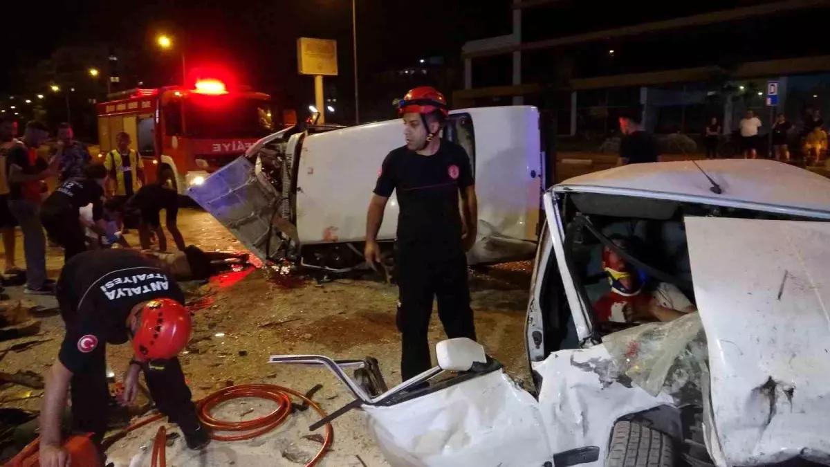 Antalya’da Tofaş Marka Otomobiller Kafa Kafaya Çarpıştı