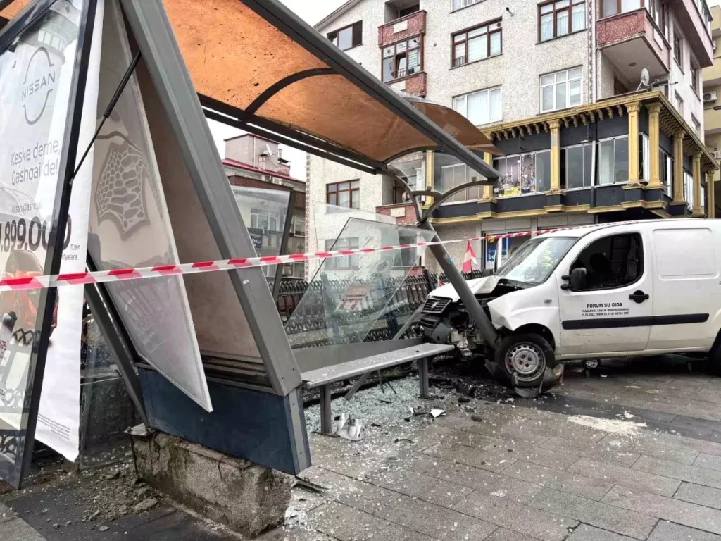 Trabzon’da Kontrolden Çıkan Araç Otobüs Durağına Çarptı