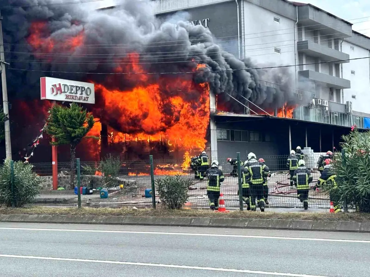 Trabzon’da Alışveriş Merkezi Yangını Kontrol Dışında