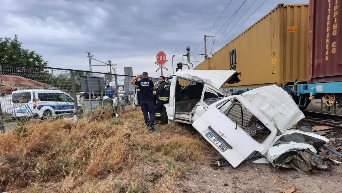 Tekirdağ’da Tren Minibüse Çarptı: Sürücü Yaralandı