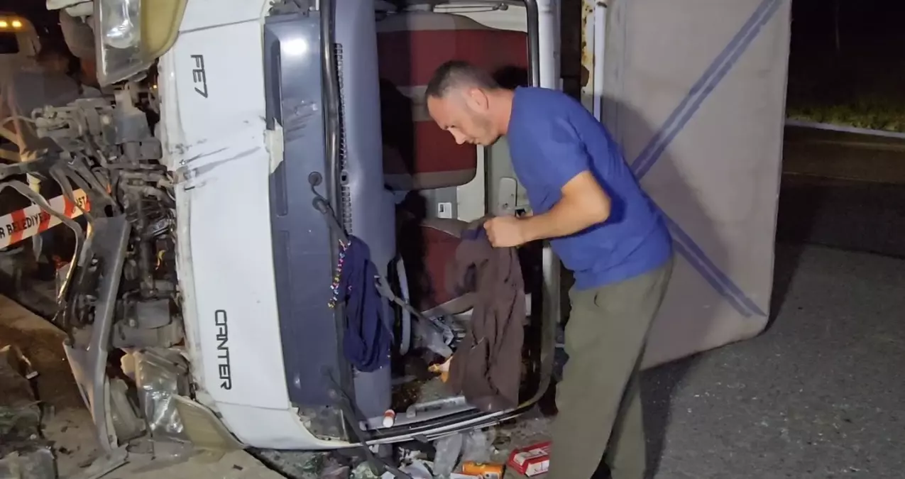 Tuzla’da Kamyonet Aydınlatma Direğine Çarparak Devrildi