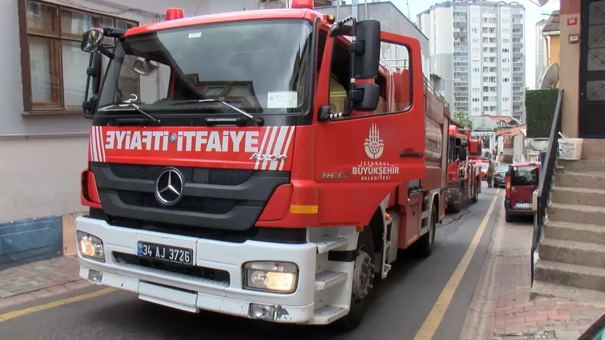 Ümraniye’de 3 Katlı Binada Yangın