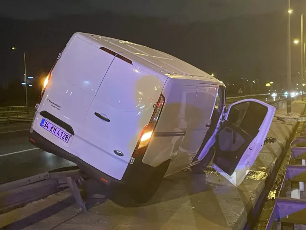 “Direksiyon Hakimiyetini Kaybeden Sürücü Bariyerlere Çarptı”