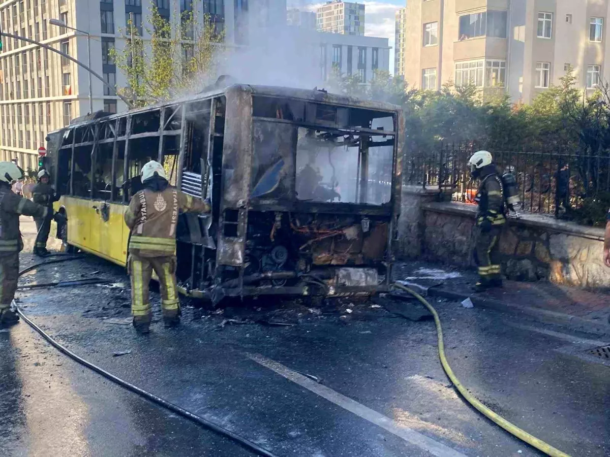 Ümraniye’de İETT Otobüsü Alev Topuna Döndü