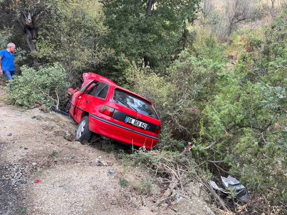 Uşak’ta Otomobil Çarpışması: 3 Yaralı