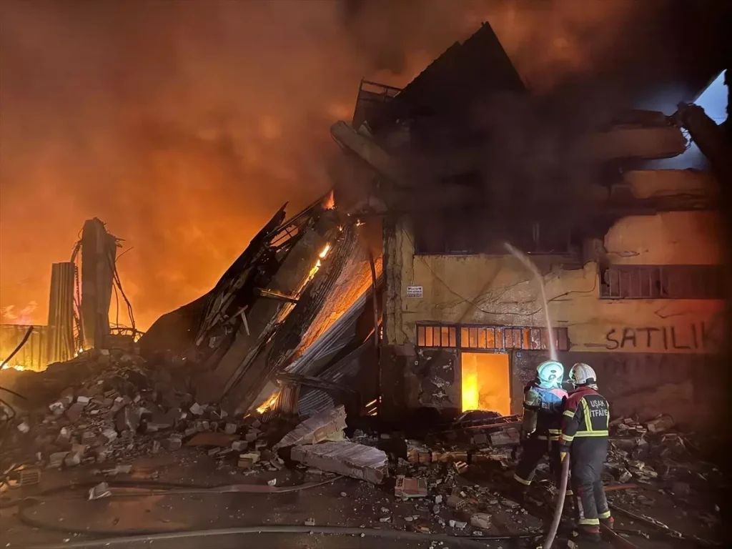 “Uşak Tekstil Fabrikası ve Depo Yangını Kontrol Altına Alındı”