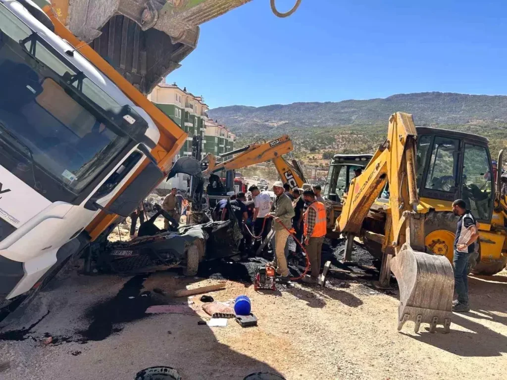 Trafik Kazasında Feci Ölüm: Kamyon Otomobilin Üzerine Devrildi