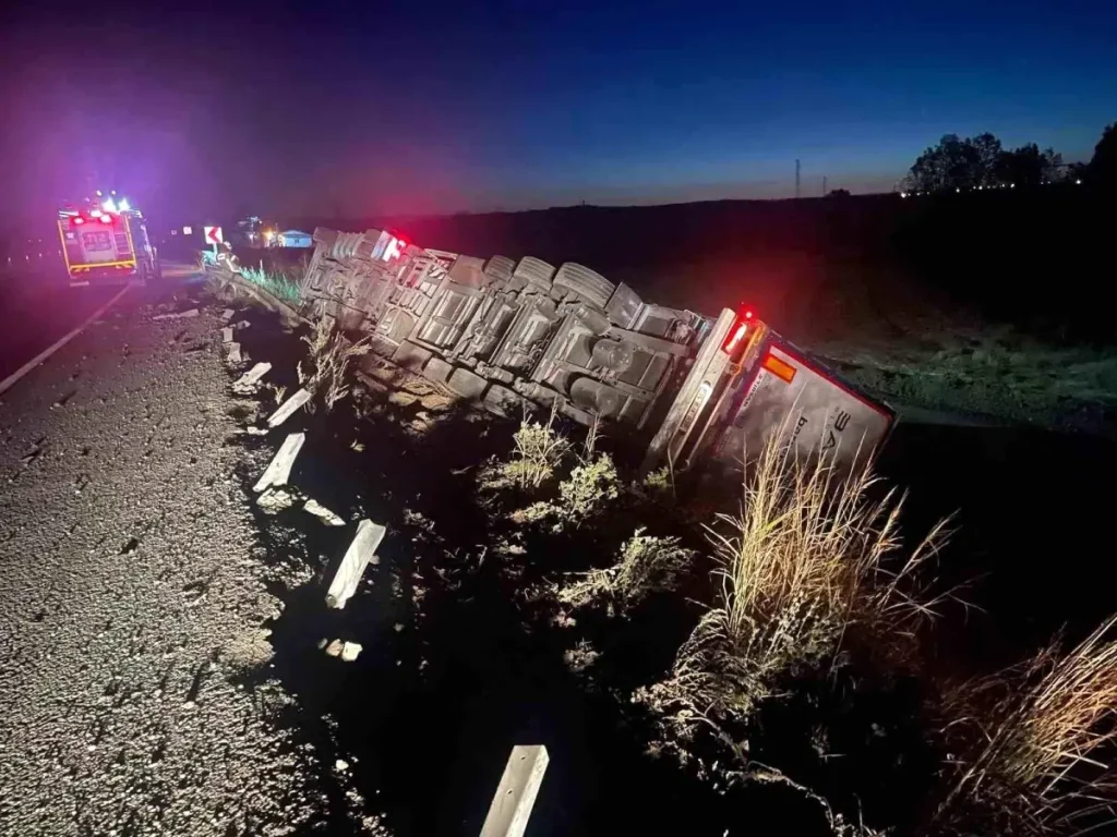 “Tır Devrildi, Sürücü Yaralandı: Uzunköprü’de Kaza”