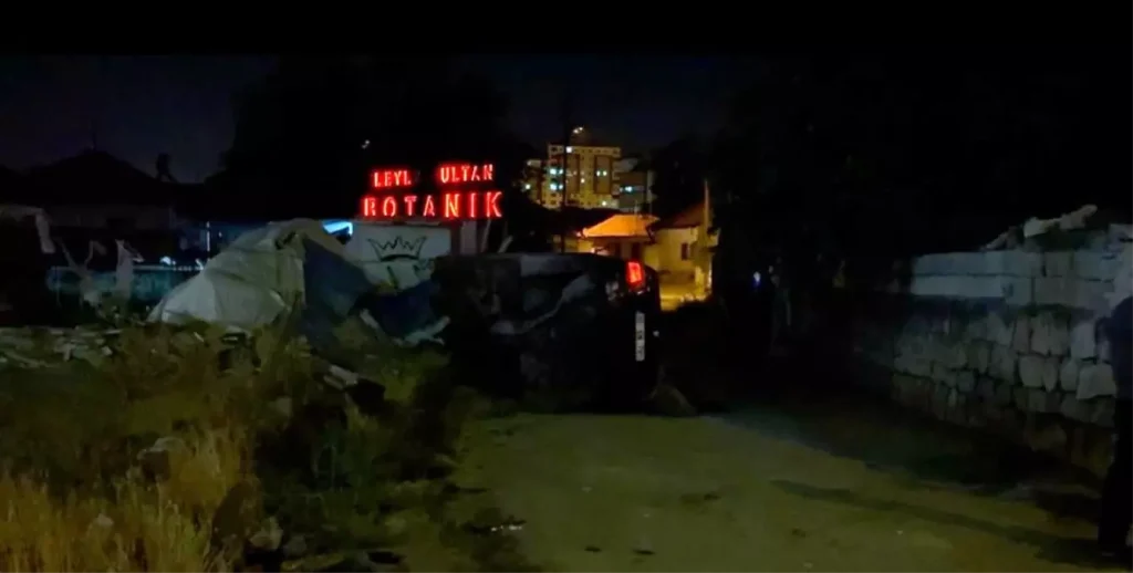 Alkollü Sürücü Yan Yatan Araçtan Uzaklaştı