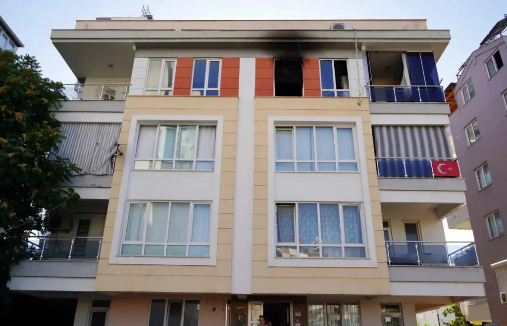 Komşu Kavgası: Yangında Demir Kapı Engeli