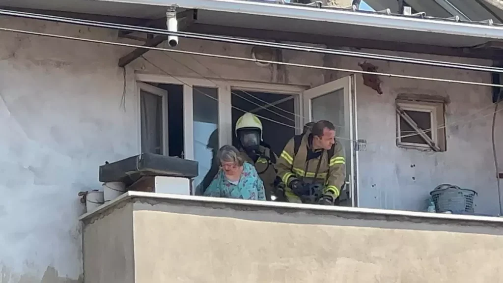 İznik’te Yangın: 70 Yaşlı Kadın İtfaiye Ekiplerince Kurtarıldı