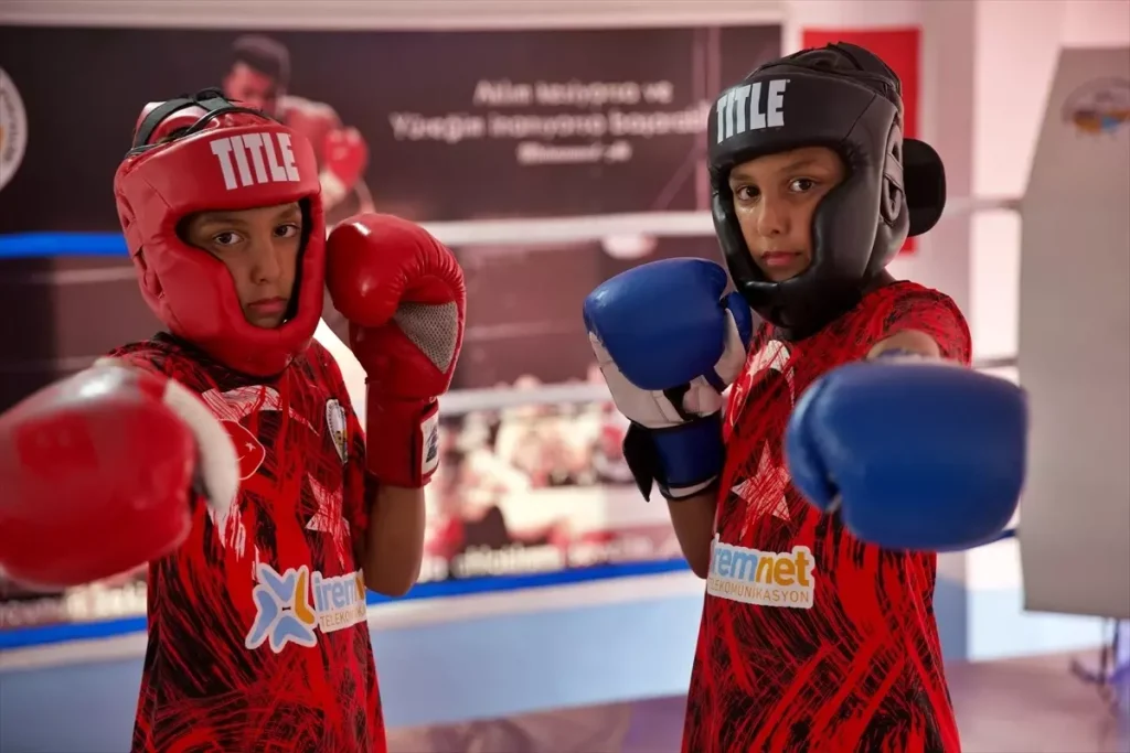 Kavgacı İkizler Boks Şampiyonasında Fırtına Gibi Etkilediler