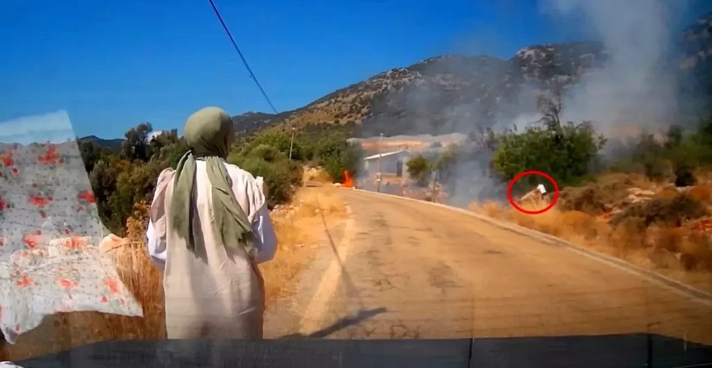 Tatilci Aile, Yol Kenarındaki Yangına Müdahalede Bulundu