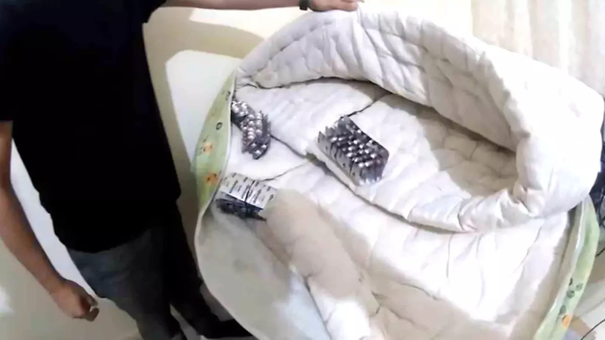 Yorganın Arasına Gizlenmiş Uyuşturucu Haplar Ele Geçirildi