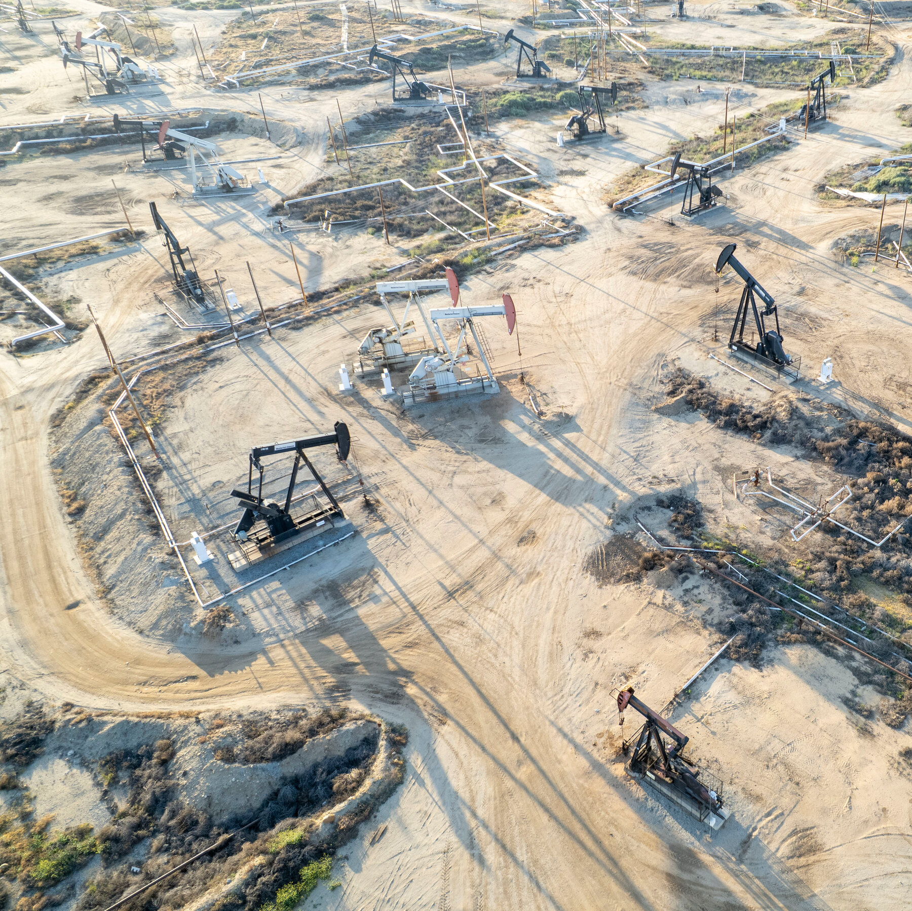 Oil Prices Plummet 19%, Easing Burden on Drivers but Squeezing Industry