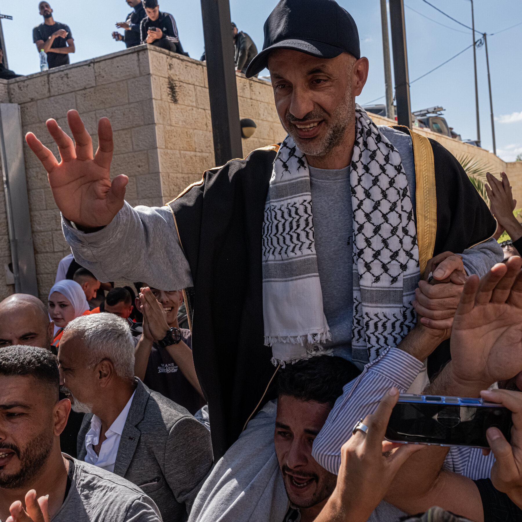 Cheering Crowds Greet Palestinian Prisoners Freed by Israel