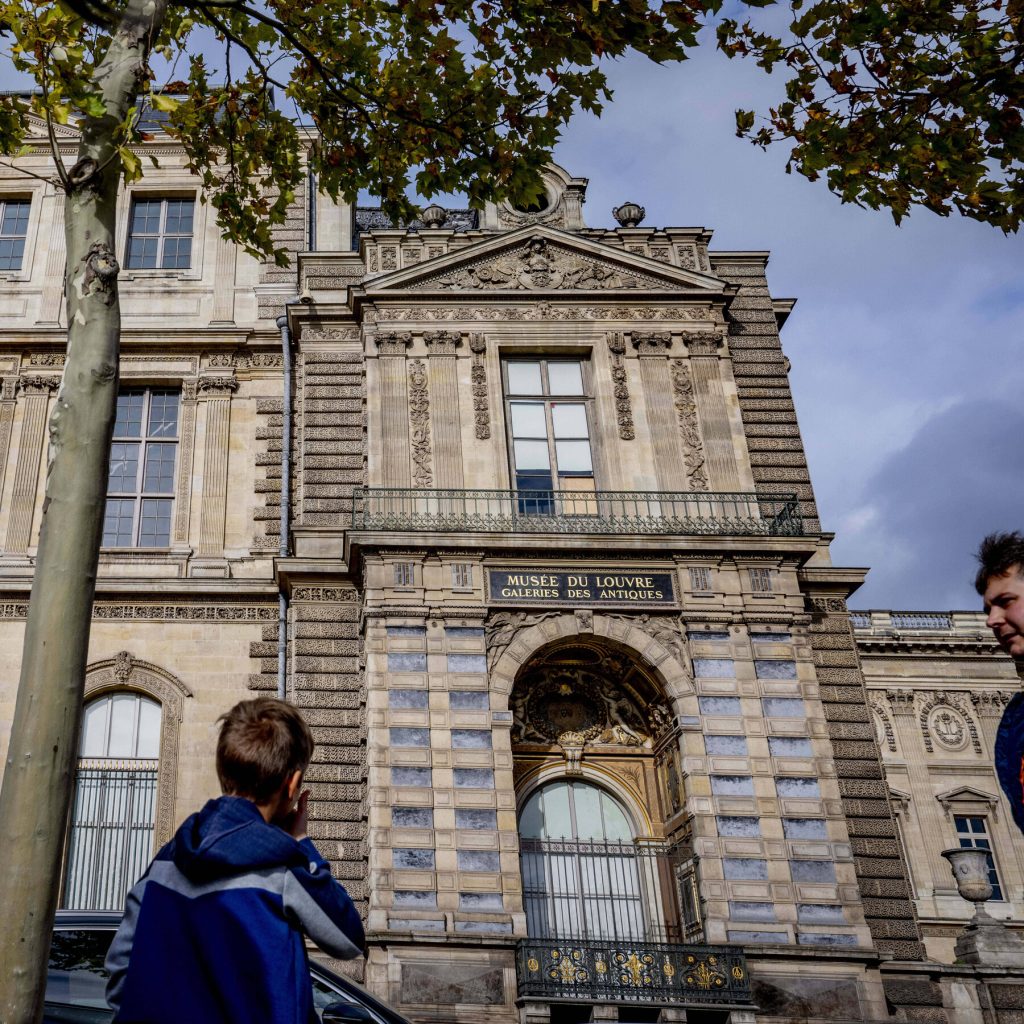 Inside Job: Ex-Jewelry Thieves Analyze the Daring Louvre Heist