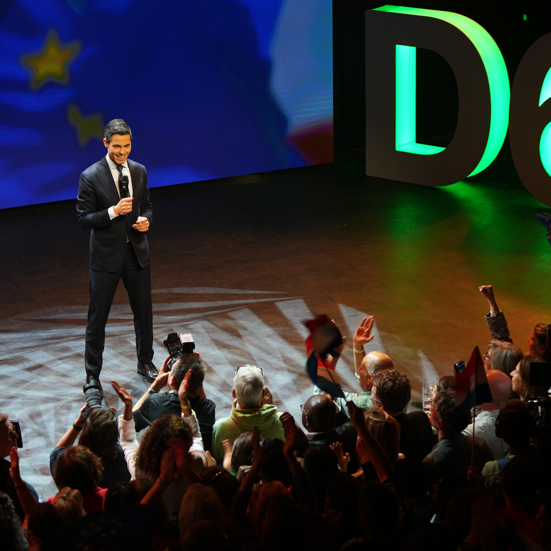 Centrist Party Surges to Tie with Far-Right in Dutch Election, Wilders’ Party Loses Ground