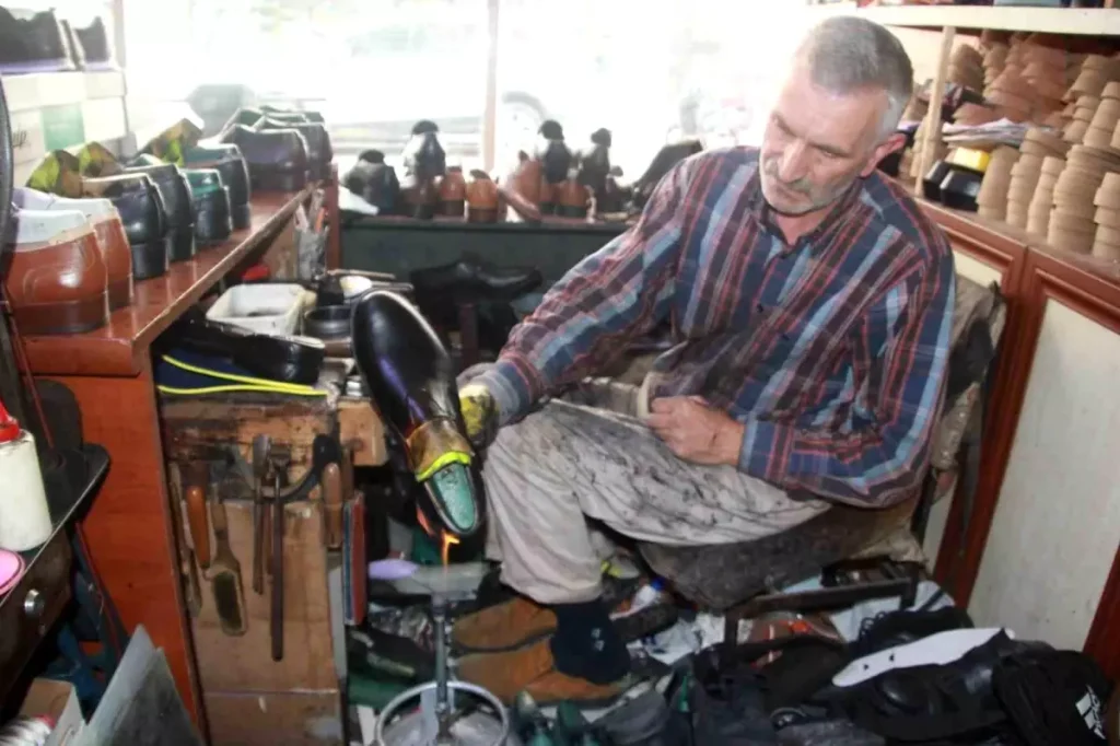 40 Yıllık Ayakkabı Ustası: Ateşle Boyama İşlemi