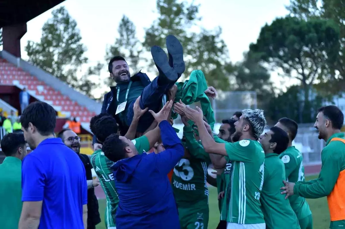 “Kafkasspor, 3 Kırmızı Kartla Tarihi Geri Dönüş Yaptı”