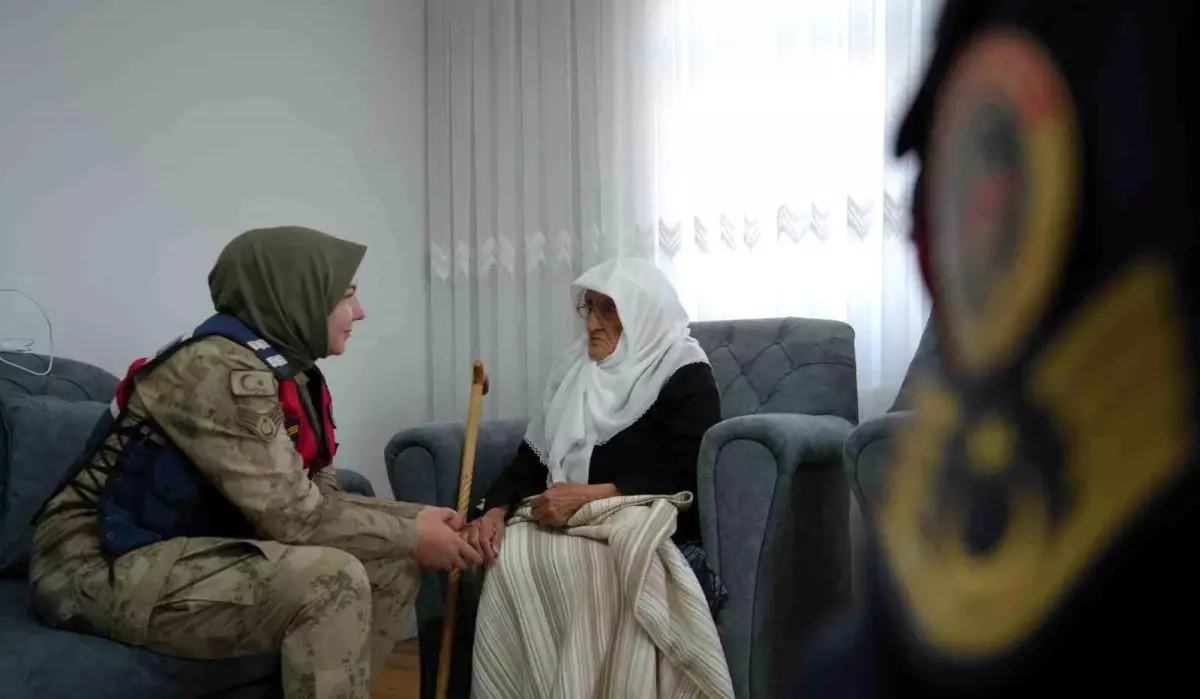 Bayburt’un 97 Yaşındaki Ninesine Jandarma Sürprizi