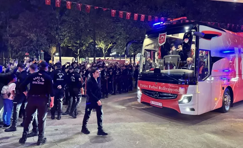A Milli Futbol Takımı Kocaeli’de Taraftarlarla Buluştu