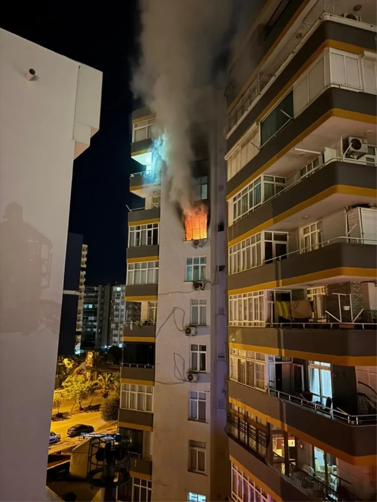 Adana’da 7. Kat Dairede Yangın Paniği