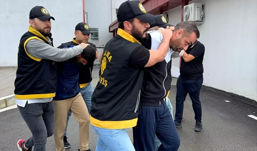 Adana’da Pastaneye El Bombası Atan Şüpheliler Tutuklandı