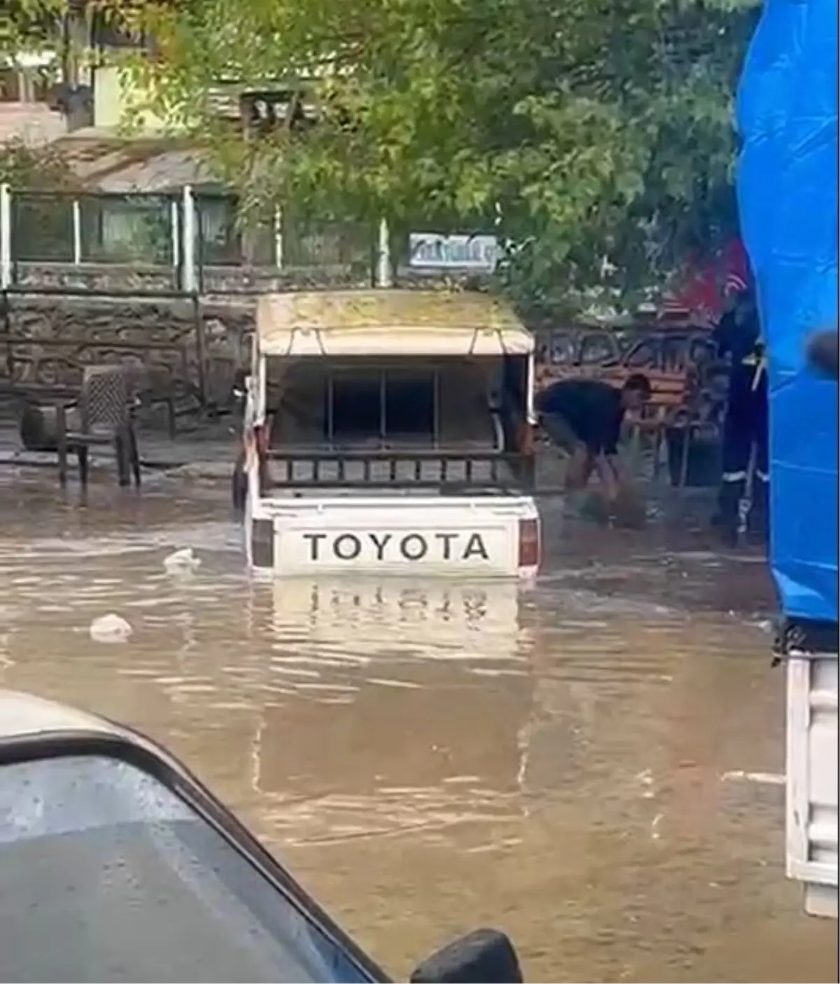 Adana’da Sağanak Yağışlar Şehir Hayatını Felç Etti